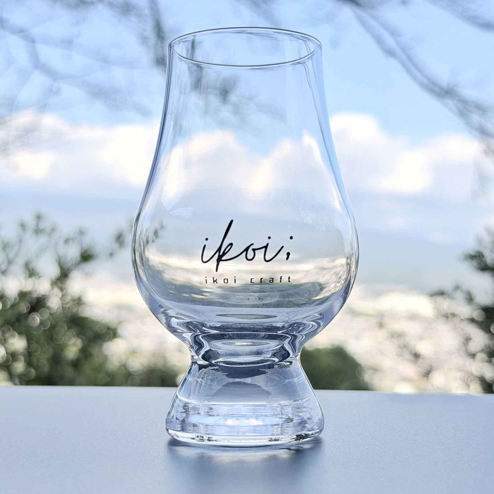 屋外に置いた ikoi craft テイスティンググラス