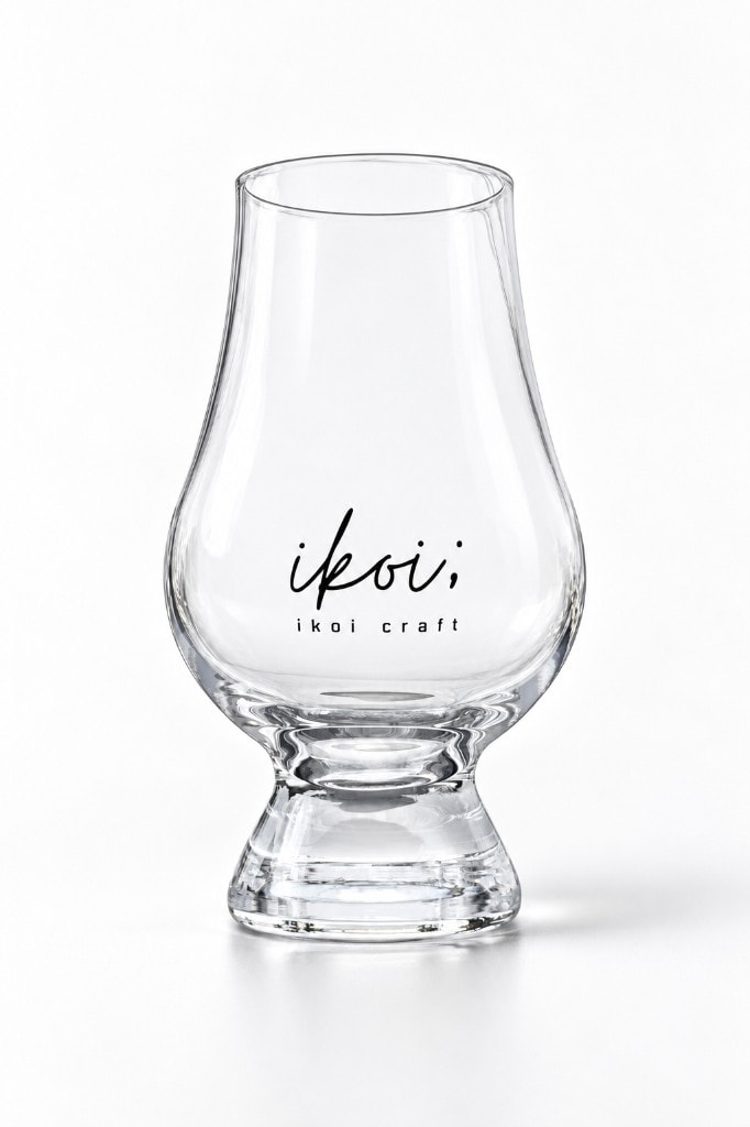 白い背景に置いた ikoi craft テイスティンググラス
