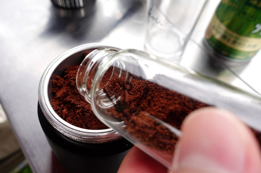 コーヒー粉をバイアルから注いでいる様子