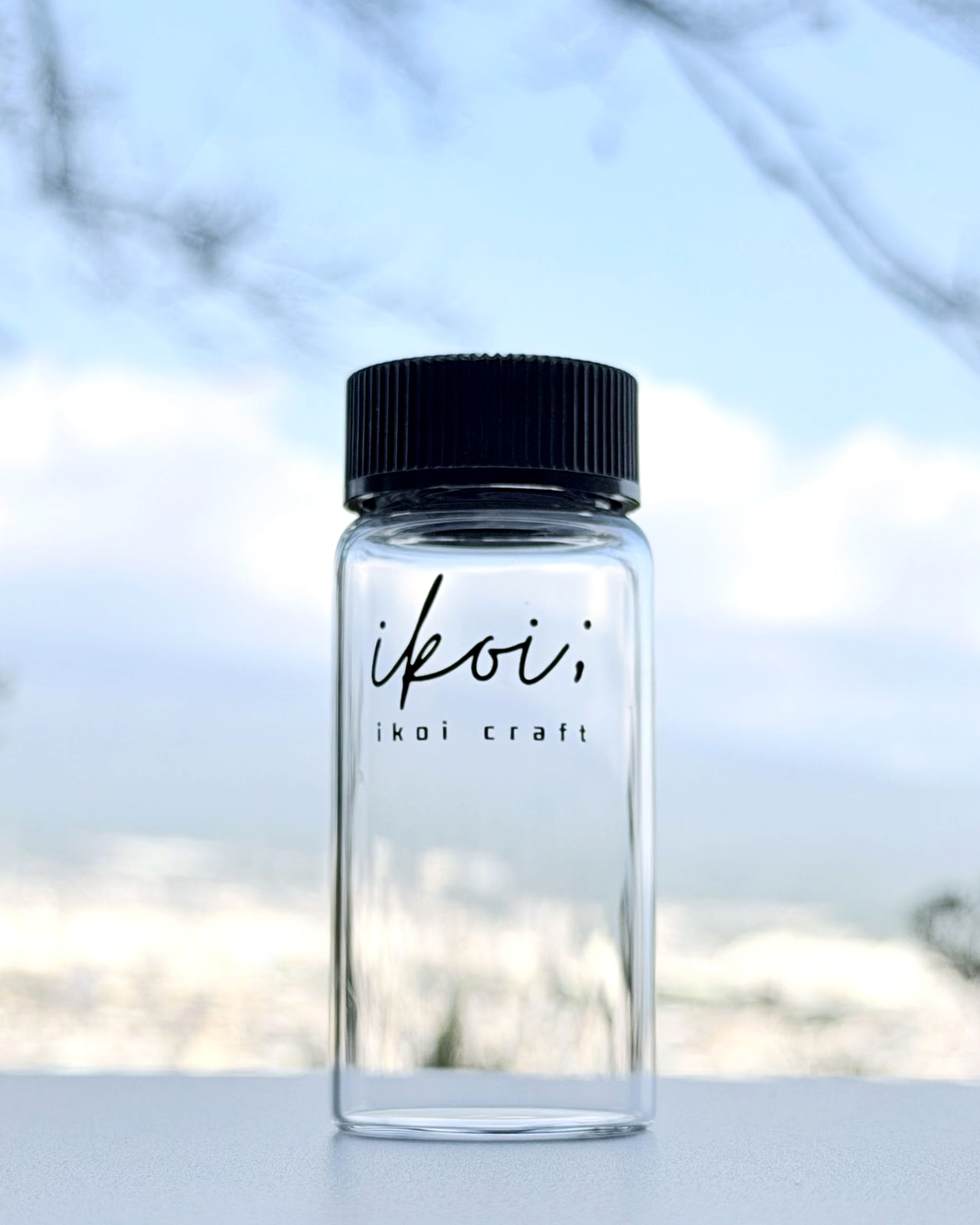屋外に置いた黒キャップ付き ikoi craft 50 mLバイアル