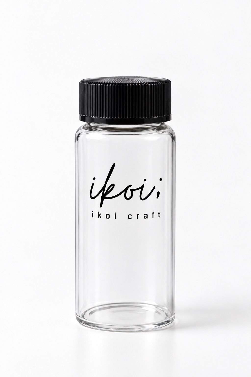屋外に置いた黒キャップ付き ikoi craft 50 mLバイアル
